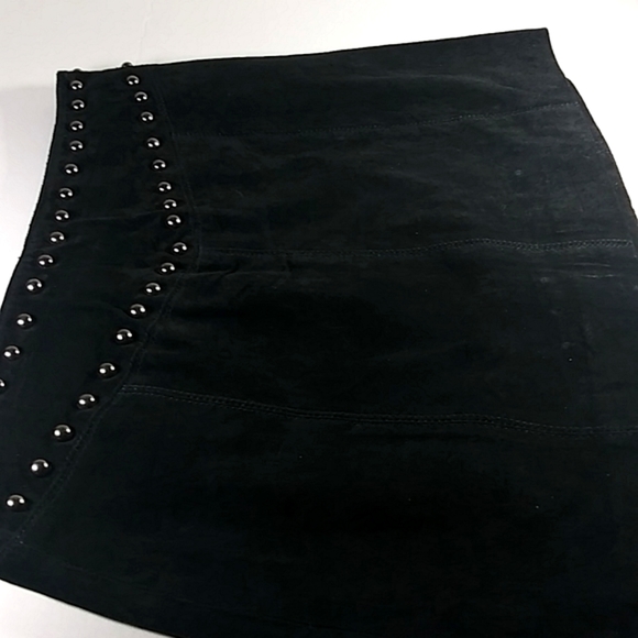Forever 21 Blk. Suede Leather Skirt. - Picture 5 of 7